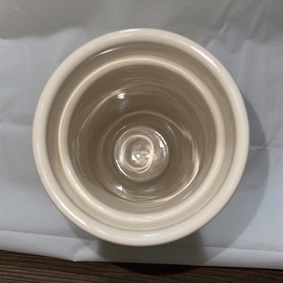 Rae Dunn ceramic coffee/ tea ceramic travel mug with “Mornin’” on front - Picture 5 of 7